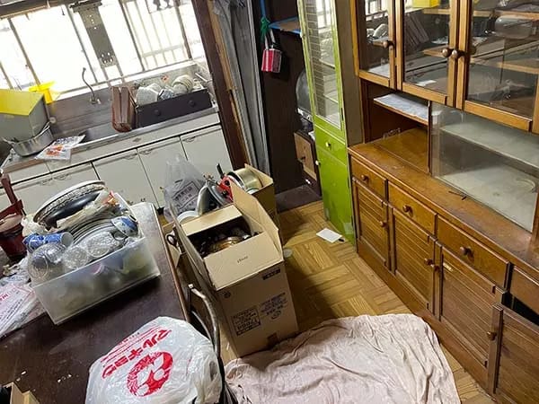 【佐賀】家の解体前に必読!家財道具・不用品をそのまま残すと大損する理由と賢い処分方法 | 九州片付け隊 佐賀 解体前の残置物 回収前