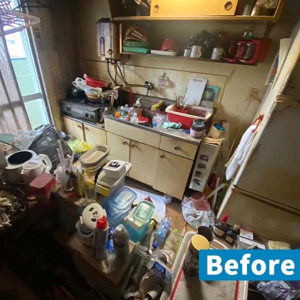 佐賀のゴミ屋敷片付け・汚部屋丸ごと清掃なら九州片付け隊|最短即日・立ち会い不要・見積無料 | 九州片付け隊 佐賀県鳥栖市の一軒家ゴミ屋敷|片付け前の状態(キッチン周辺)