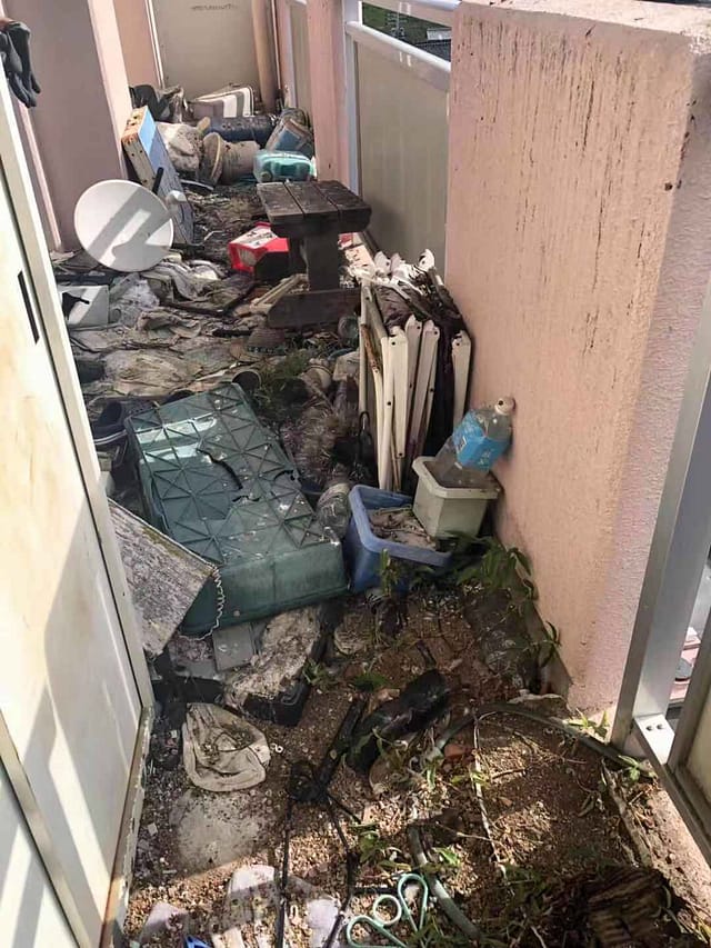 ベランダの不用品回収・処分、掃除・片づけ | 九州片付け隊 佐賀 ベランダの不用品回収・処分 ビフォー
