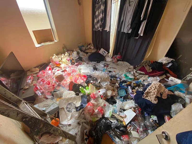 佐賀のゴミ屋敷片付け・汚部屋丸ごと清掃なら九州片付け隊|最短即日・立ち会い不要・見積無料 | 九州片付け隊 佐賀県内のゴミ屋敷片付け作業中の様子|プロが分別・搬出