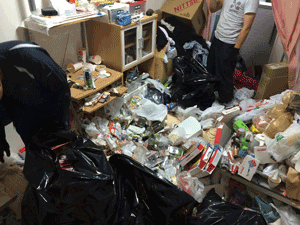 佐賀のゴミ屋敷片付け・汚部屋丸ごと清掃なら九州片付け隊|最短即日・立ち会い不要・見積無料 | 九州片付け隊 佐賀県内のゴミ屋敷片付け作業中の様子|プロが分別・搬出